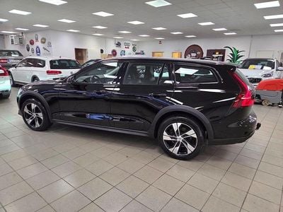 Svart Begagnad 2021 Volvo V60 CC Kombi | 324 500 kr (Bra pris)