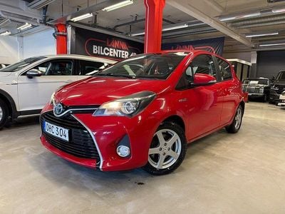 Begagnad Toyota Yaris Hybrid Active 101 HK (74 kW) 2016 Röd Halvkombi
