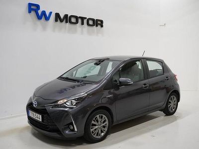 Grå Begagnad 2017 Toyota Yaris Hybrid Active Halvkombi | 138 900 kr (Marknadspris)