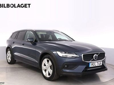 Mörkblå Begagnad 2022 Volvo V60 CC Core Kombi | 349 500 kr (Marknadspris)