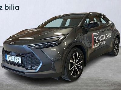 Mörkgrå Begagnad 2024 Toyota C-HR Style SUV | 415 000 kr (Marknadspris)