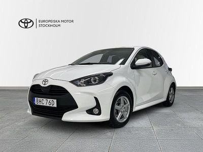 Vit Begagnad 2023 Toyota Yaris Hybrid Active Halvkombi | 224 900 kr (Marknadspris)