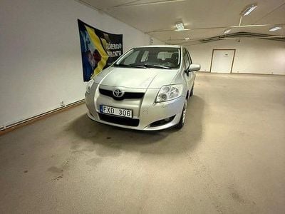 Begagnad Toyota Auris 124 HK (91 kW) 2007 Silver Halvkombi