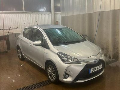 Begagnad Toyota Yaris Hybrid 101 HK (74 kW) 2018 Silver