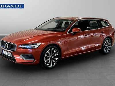 Begagnad Volvo V60 Core 404 HK (297 kW) 2023 Röd Kombi