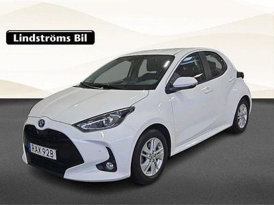 Vit Begagnad 2023 Toyota Yaris Hybrid Active Halvkombi | 219 900 kr (Marknadspris)