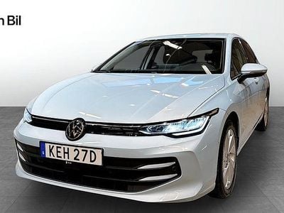 Crystal ice blue metallic Begagnad 2025 VW Golf VIII Edition Halvkombi | 289 900 kr (Bra pris)