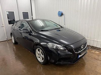 Svart Begagnad 2014 Volvo V40 Summum Halvkombi | 79 999 kr (Marknadspris)