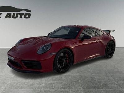 Röd (carmine red) Begagnad 2024 Porsche 911 Carrera 4 GTS Sportkupé | 1 699 000 kr (Marknadspris)