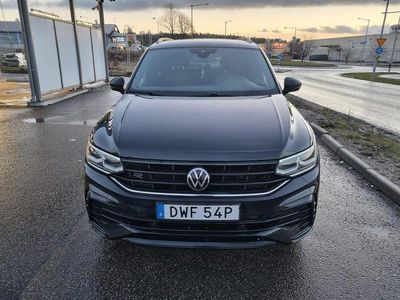 Deep black pearl ( 2t2toe) Begagnad 2022 VW Tiguan R-line SUV | 360 000 kr (Dyr)
