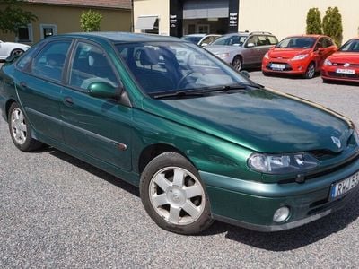 Mörkgrön Begagnad 2000 Renault Laguna II Halvkombi | 14 900 kr