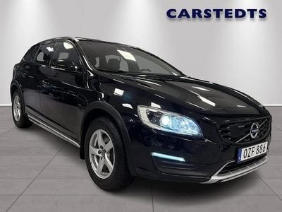 Svart Begagnad 2017 Volvo V60 CC Summum Kombi | 169 800 kr (Marknadspris)