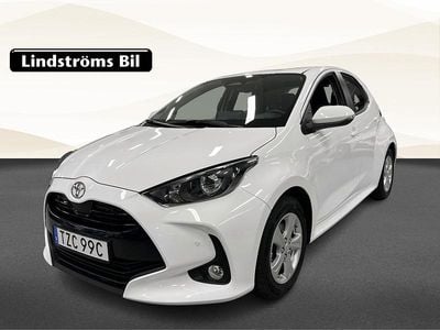 Vit Begagnad 2024 Toyota Yaris Hybrid Active Halvkombi | 259 000 kr (Marknadspris)