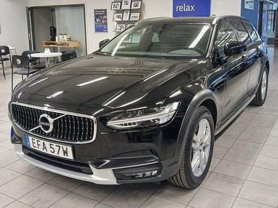 Svart Begagnad 2019 Volvo V90 CC Momentum Kombi | 279 400 kr (Marknadspris)