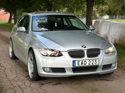 Begagnad BMW 325 218 HK (160 kW) 2008 Silver Sportkupé