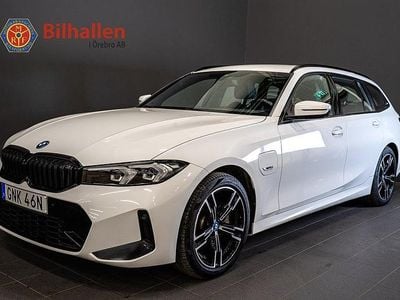 Vit Begagnad 2023 BMW 330e M Sport Kombi | 384 900 kr (Marknadspris)