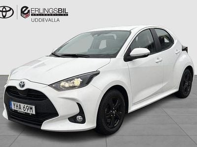Vit Begagnad 2023 Toyota Yaris Hybrid Active Halvkombi | 219 900 kr (Marknadspris)