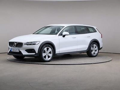 Ice white Begagnad 2020 Volvo V60 CC Momentum Kombi | 329 000 kr (Marknadspris)