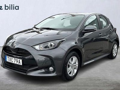 Grå Ny 2025 Toyota Yaris Hybrid Active Halvkombi | 271 800 kr (Marknadspris)