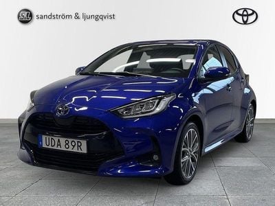 Mörkblå Begagnad 2024 Toyota Yaris Hybrid Style Halvkombi | 284 000 kr