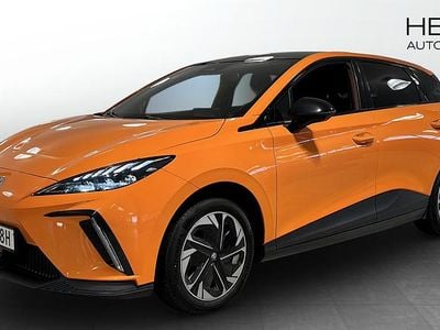 Begagnad MG MG4 EV Luxury 150 kW (204 HK) 2022 Orange Halvkombi