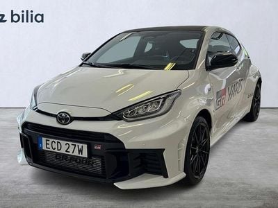 Vit Ny 2025 Toyota Yaris Halvkombi | 599 900 kr (Superpris)