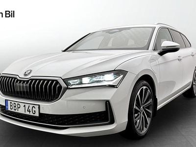 Vit Begagnad 2025 Skoda Superb Kombi | 449 900 kr (Bra pris)