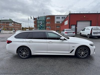 Vit Begagnad 2022 BMW 530e M Sport Kombi | 384 900 kr (Marknadspris)