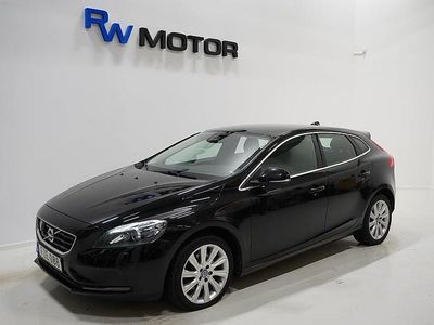 Svart Begagnad 2015 Volvo V40 Momentum Halvkombi | 124 800 kr (Marknadspris)