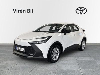 Vit Begagnad 2024 Toyota C-HR Active SUV | 325 000 kr (Marknadspris)