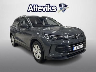 Grå Begagnad 2024 VW Tiguan Life SUV | 354 900 kr (Marknadspris)