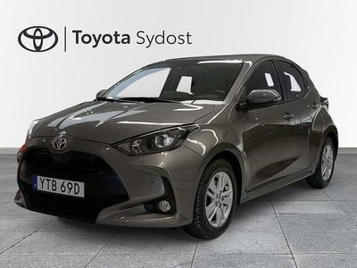 Grön Begagnad 2023 Toyota Yaris Hybrid Active Halvkombi | 229 000 kr (Marknadspris)