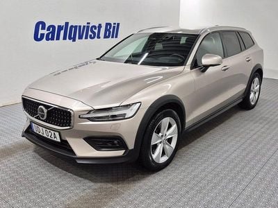 Ljusgrå (bright dusk metallic) Begagnad 2024 Volvo V60 CC Core Kombi | 395 000 kr (Lite dyr)