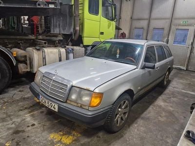 Begagnad Mercedes E250 90 HK (66 kW) 1986