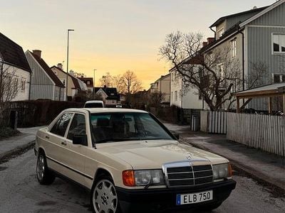 Hellelfenbein Begagnad 1984 Mercedes 190 Sedan | 48 000 kr