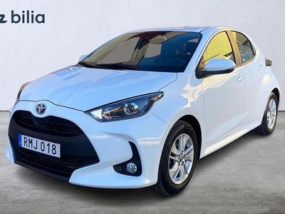 Vit Begagnad 2023 Toyota Yaris Hybrid Active Halvkombi | 219 900 kr (Marknadspris)