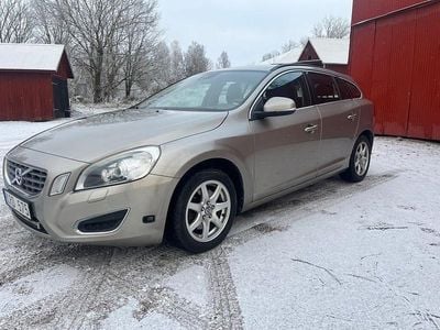 Brun Begagnad 2011 Volvo V60 Momentum Kombi | 74 900 kr (Marknadspris)
