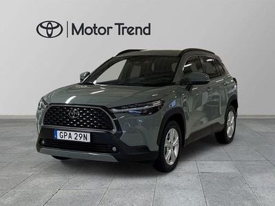 Grön Begagnad 2025 Toyota Corolla Cross Style SUV | 379 000 kr (Marknadspris)