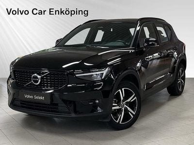 Svart Begagnad 2024 Volvo XC40 Plus SUV | 379 900 kr (Marknadspris)