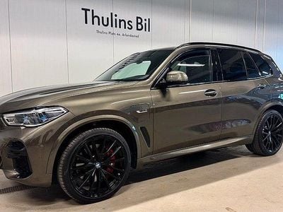 Ljusbrun Begagnad 2022 BMW X5 iPerformance SUV | 829 900 kr (Marknadspris)