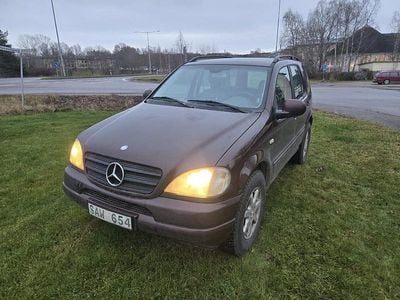 Ljusbrun Begagnad 2000 Mercedes ML320 SUV | 59 000 kr