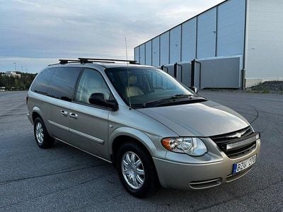 Ljusbrun Begagnad 2005 Chrysler Town & Country Minibuss | 69 900 kr