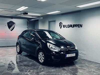 Begagnad Kia Rio 84 HK (61 kW) 2012 Svart Halvkombi