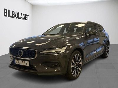 Grå Begagnad 2024 Volvo V60 CC Plus Kombi | 424 800 kr (Marknadspris)