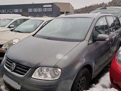 Begagnad VW Touran 150 HK (110 kW) 2005 Minibuss