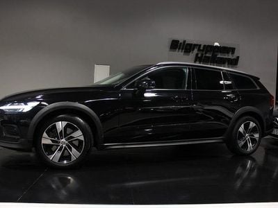 Onyx svart metallic Begagnad 2019 Volvo V60 CC Kombi | 229 900 kr (Marknadspris)