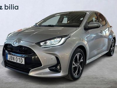 Silver Begagnad 2025 Toyota Yaris Hybrid Active Halvkombi | 269 900 kr (Marknadspris)