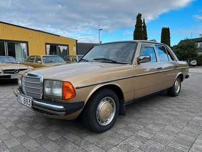 Ljusbrun Begagnad 1983 Mercedes E230 Sedan | 189 900 kr