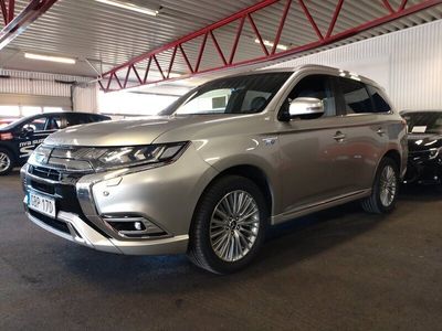 begagnad Mitsubishi Outlander P-HEV 4WD 230hk Business X 360* Dragkrok