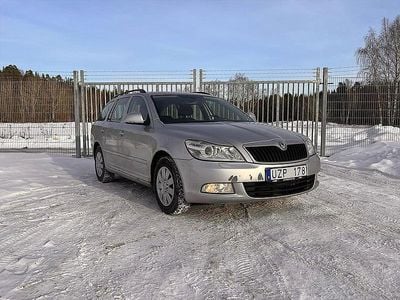Begagnad Skoda Octavia Elegance 122 HK (89 kW) 2010 Silver Kombi